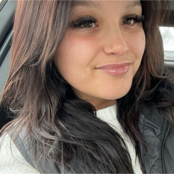 Meet your Posher, Hailey - Picture 1 of 2